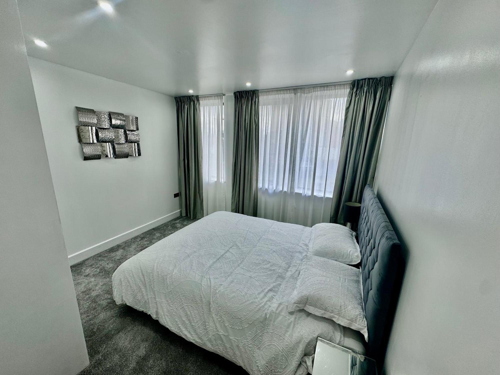 Luxury 2 Bed Entire Apartment-Near Tube & Shopping Centre Harrow Dış mekan fotoğraf